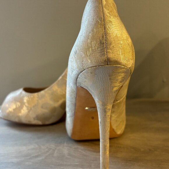 Size 9 Badgley Mischka Gold Shoes - Picture 2 of 3